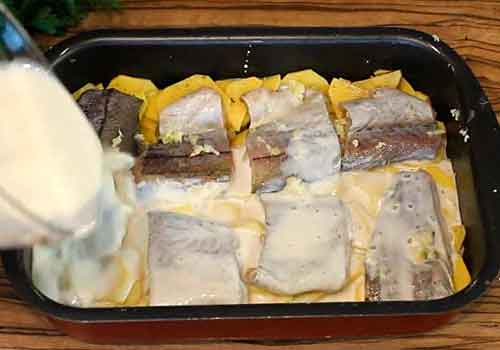 Рыба с картошкой в духовке под сыром