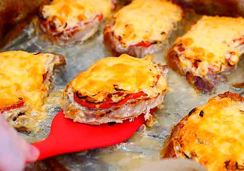 Мясо по-французски в духовке с сыром и помидорами