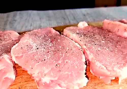 Мясо в духовке из свинины с помидорами и ананасами