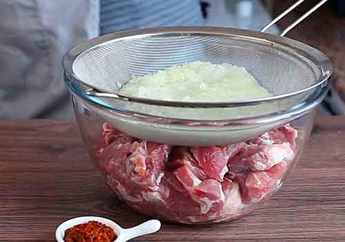 Шашлык из свинины с луком на мангале