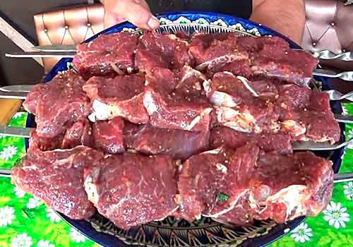Шашлык из говядины на мангале в маринаде