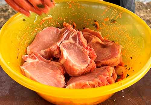 Шашлык из свинины с луком на мангале