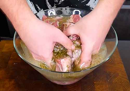 Шашлык в духовке из свинины и курицы в соевом маринаде