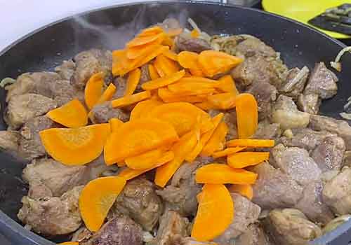 Мясо в горшочках в духовке с картошкой и овощами