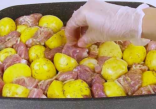 Картошка с мясом в духовке пошагово с фото