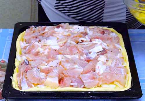 Пирог с рыбой в духовке из дрожжевого теста