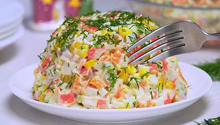 Крабовый салат с палочками и кукурузой